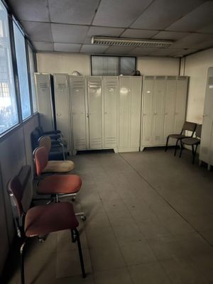 une pièce où se trouvent de nombreuses chaises et des casiers