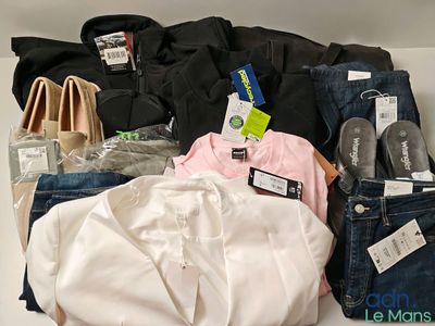 une pile de vêtements posée sur une étagère