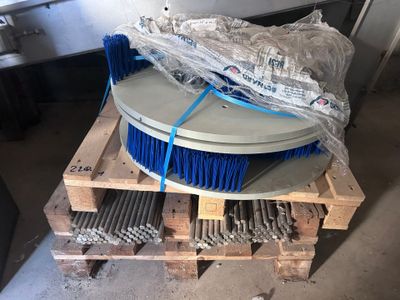 une pile de pinceaux posée sur une palette dans une pièce