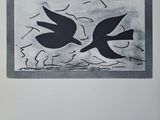 un dessin en noir et blanc représentant deux oiseaux survolant un plan d'eau