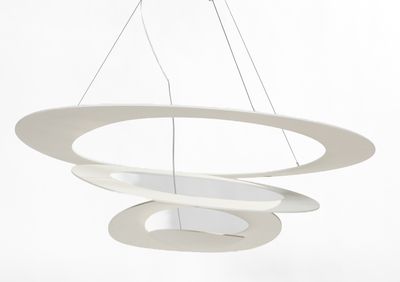 une grande lampe ronde blanche suspendue au plafond
