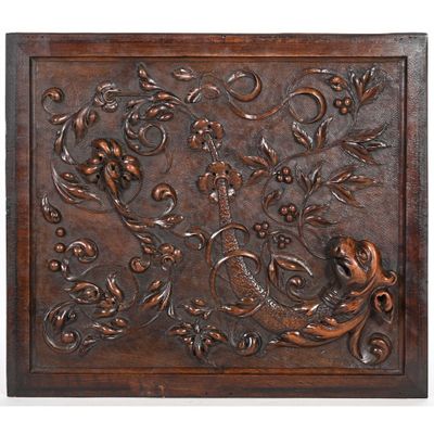 une plaque en bois ornée d'un oiseau et de fleurs