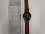 une montre posée sur un étui en plastique