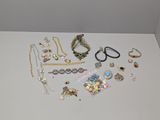 de nombreux bijoux posés sur une table blanche