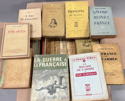 plusieurs livres sont empilés sur une table