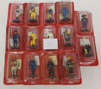 de nombreuses figurines encore dans leur emballage
