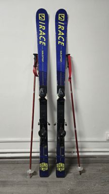 two skis that are leaning against a wall