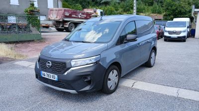 une petite camionnette grise garée sur le bord de la route