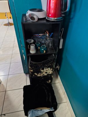 Petit meuble de rangements en mélaminé noir à quatre niveaux…