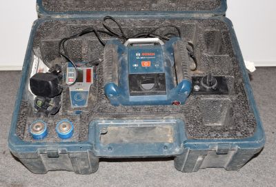 un étui bleu contenant un téléphone portable