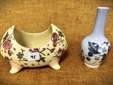 deux vases posés l'un à côté de l'autre sur une table