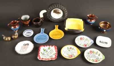 un grand nombre d'objets différents posés sur une table