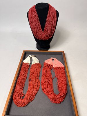 deux colliers et un collier exposés dans une vitrine