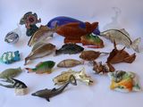 de nombreuses figurines de toutes sortes exposées sur une table