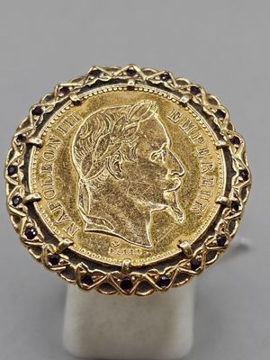 une bague en or sur laquelle est gravé le visage d'une femme