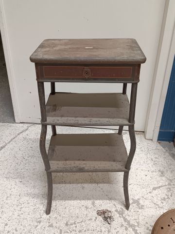 Petite table à travailleuse en bois de placage, ouvrant à un tiro
