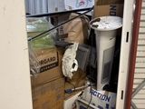 une pièce avec beaucoup de cartons et des cartons sur le sol
