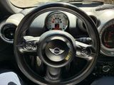 le volant et le tableau de bord d'une petite voiture