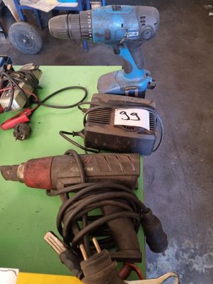 les nombreux outils qui se trouvent sur une table dans la pièce