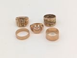 quatre bagues en or et une bague ornée d'un cœur