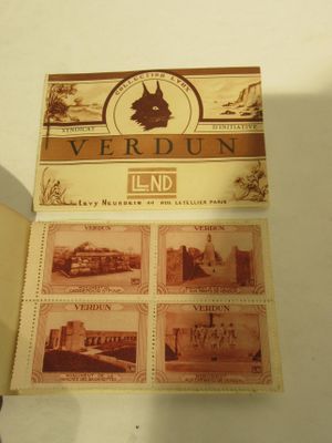 une photo d'un livre sur lequel figure l'image d'une ville