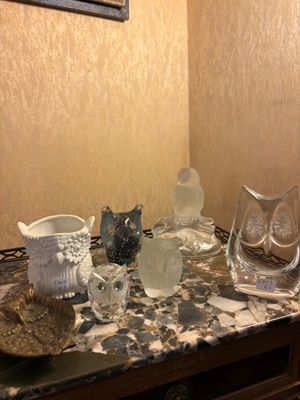une table sur laquelle sont posés de nombreux objets en verre