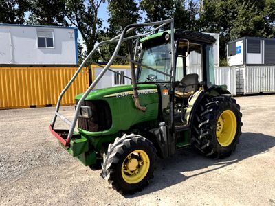un tracteur vert garé sur un parking
