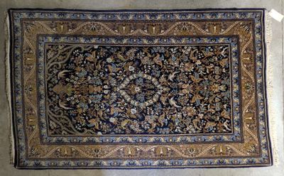 un tapis posé à même le sol dans la pièce