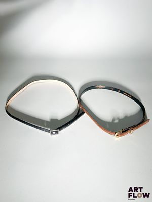 une paire de lunettes posée sur une table