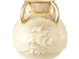 un vase blanc avec une anse dorée sur fond blanc