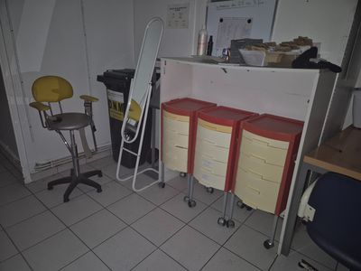une image d'une pièce avec un bureau et une chaise