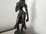 une statue représentant une femme debout sur une table