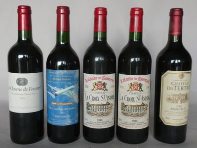 plusieurs bouteilles de vin sont alignées sur une table