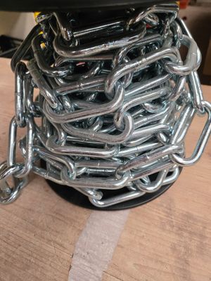 un tas de chaînes et un téléphone portable posés sur une table