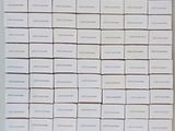 beaucoup de cartes blanches empilées les unes sur les autres