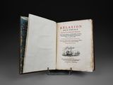 un livre ouvert sur lequel figure l'image d'un bateau