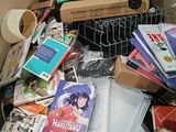 une boîte remplie de livres et d'autres objets