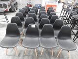 un grand nombre de chaises dans une pièce