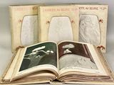 trois livres sur lesquels figurent des photos de personnes assises sur une table