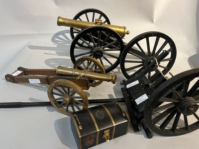 quatre types de canons différents exposés sur un fond blanc