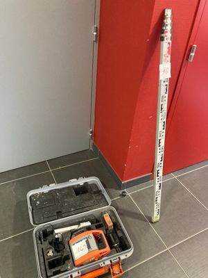 une photo d'une mallette à outils posée par terre