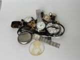 une pile de montres diverses et d'autres montres posées sur une table