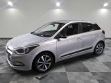 la voiture blanche est garée sur un sol en damier dans le garage