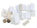 une pile de cartes et une pièce de monnaie posées sur une surface blanche