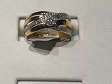 deux bagues en or et en argent exposées dans une vitrine blanche