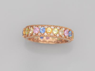 une bague sertie de saphirs multicolores et de diamants