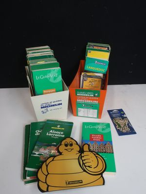 un grand nombre de livres posés sur une table