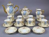 plusieurs tasses et soucoupes et une théière sur la table