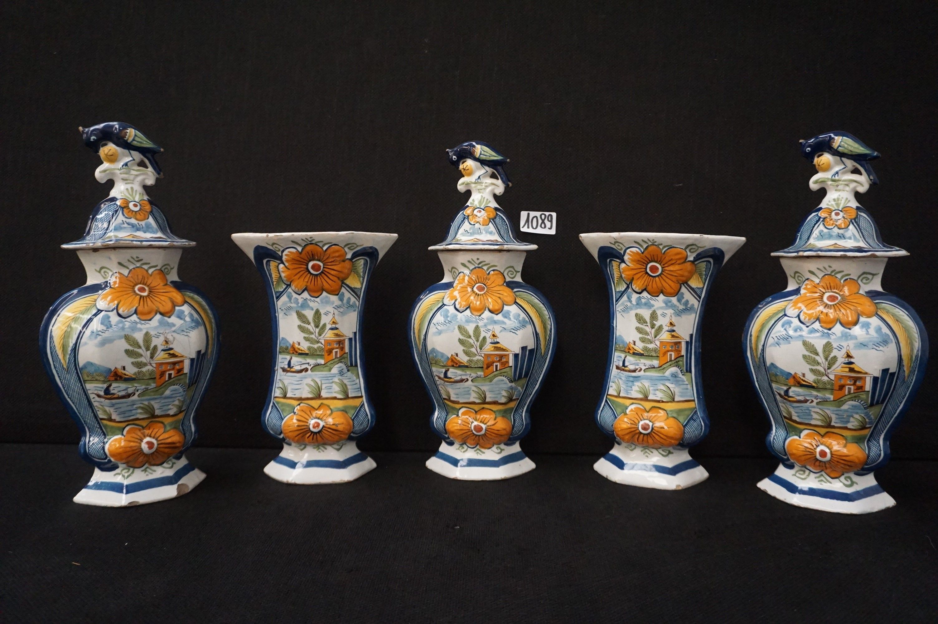 DELFT - magnifique ensemble de cinq armoires anciennes - sig…