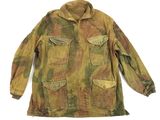 un gros plan d'une veste militaire sur fond blanc